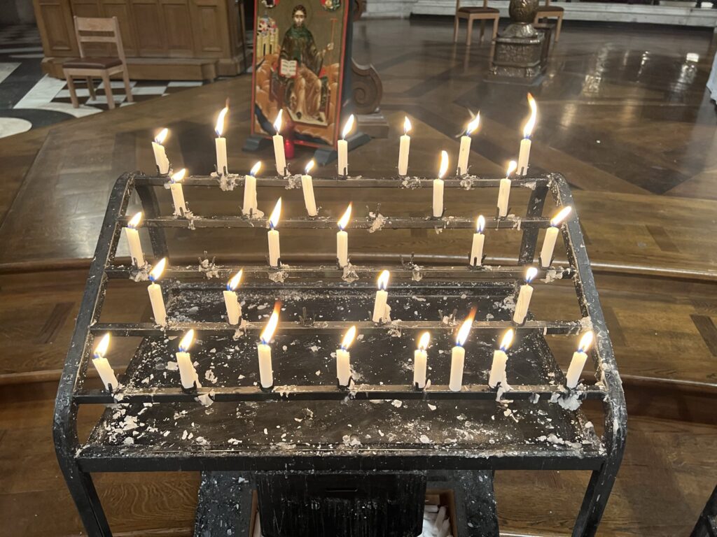 Bishop of London holds memorial service for local hospitals and hospice for loved ones lost, those sick and those who care for them